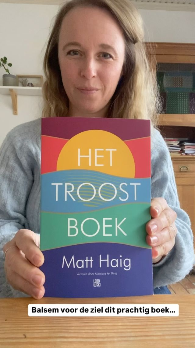 Dit boek van Matt Haig. Elke dag eens openslaan en de tekst laten binnenkomen. Troost, herkenning, erkenning,nieuwe of andere perspectieven vinden… Dat zetje ervaren om bij je gevoel te komen dankzij zijn schrijfsels. ❤️❤️❤️ Wat zijn voor jou boeken die troost bieden?