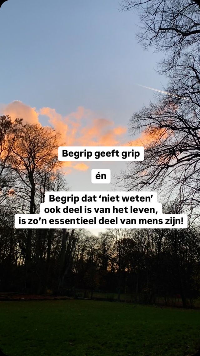 Begrip geeft grip

én

Begrip dat ‘niet weten’ ook deel is van het leven, 
is zo’n essentieel deel van mens zijn!

Als mens wil je de zaken begrijpen, verklaren en oplossen… 
Dat geeft grip op je leven. 
Dingen niet begrijpen geeft vaak frustratie, ongemak, pijn…

Als relationeel wezen voelen wij mensen ons bovendien gezien en verbonden wanneer we door anderen begrepen en erkend worden.

Mens zijn houdt in dat je sommige zaken kan verklaren, begrijpen of weet op te lossen én je op andere vlakken moet leren omgaan met het ‘niet weten’.

Wat betreft alles wat we kunnen begrijpen of weten, kunnen we bewust actie ondernemen om onze kennis en bewustzijn uit te breiden en daarmee concreet aan de slag te gaan in ons leven. 

Het ‘niet weten’ hebben we te aanvaarden, verdragen of samen te dragen, want ‘niet weten’ kan heftig zijn en machteloos triggeren. 

Ik geloof dat beide waardevol zijn in het leven.

Dat is waarom ik enerzijds zo’n fan ben van psycho-educatie. Sowieso rond mijn stokpaardjes chronische en post-traumatische stress, zenuwstelselregulatie… Maar ook nog veel ruimer.

Anderzijds is het leven (en therapie) ook het samen en alleen ‘zijn’ in het veld van niet-weten.

Hoe verhoud jij je tot het ‘weten’ en het ‘niet weten’? Kan je het ‘niet weten’ verdragen?